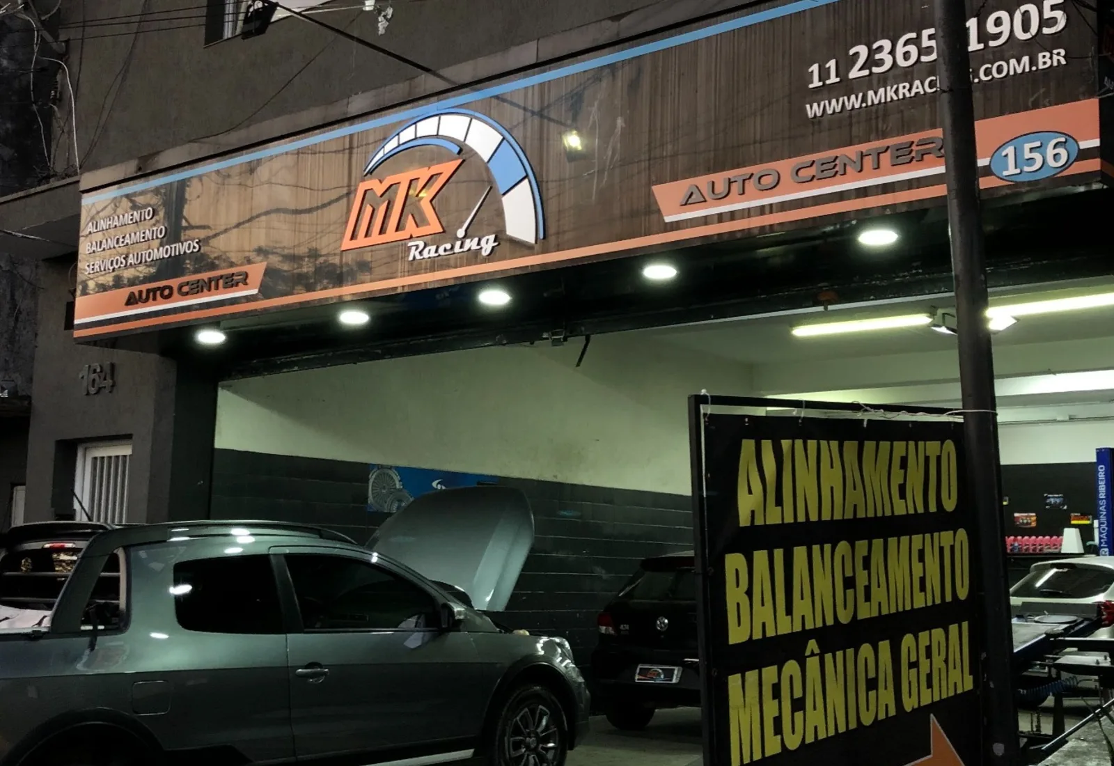 Fachada e área de atendimento da MK Racing Auto Center