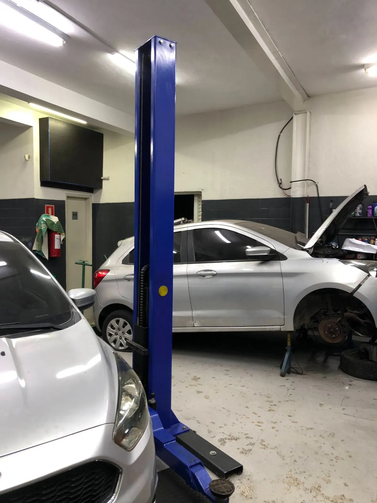 Carros na área interna de manutenção