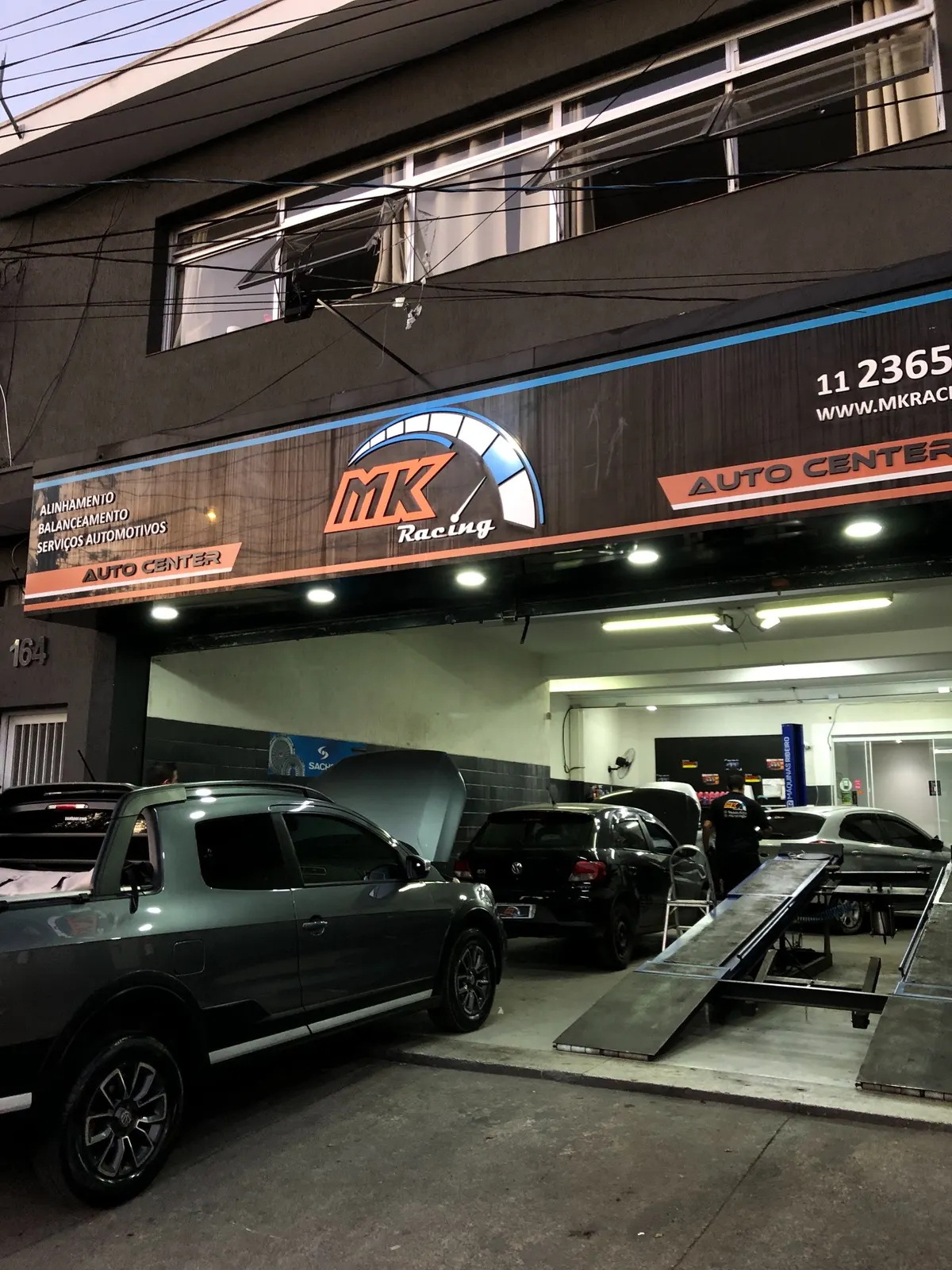 Visão ampla da fachada e boxes da MK Racing